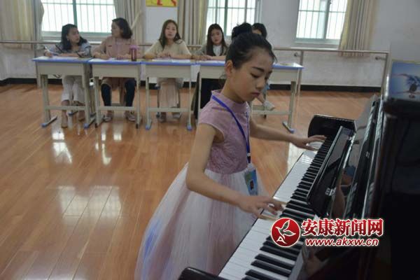 器樂 高年級組 參賽選手正在彈奏.jpg