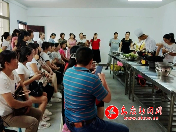 進行現(xiàn)場觀摩教學(xué).jpg