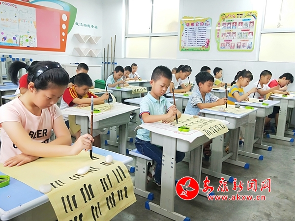 組織書法班學(xué)生習(xí)字.jpg