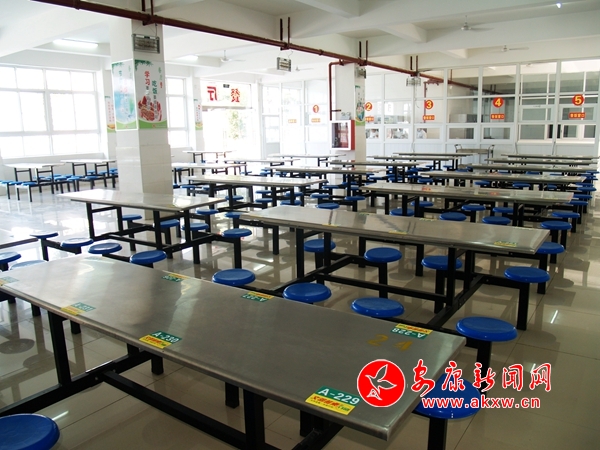 學(xué)校餐廳.jpg