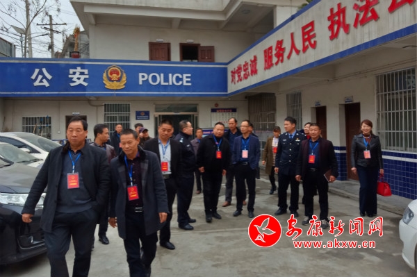 人大代表視察早陽(yáng)派出所_meitu_2.jpg