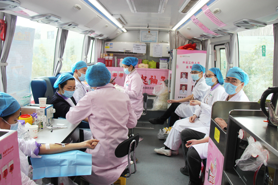 醫(yī)者仁心 大愛(ài)無(wú)疆 挽袖獻(xiàn)血 守護(hù)生命 ——安康市人民醫(yī)院開展冬季愛(ài)心獻(xiàn)血活動(dòng)