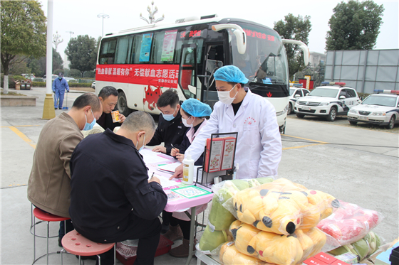 人民警察一心為民，捋袖捐血鐵血柔情——安康市公安局積極開展冬季獻(xiàn)血活動
