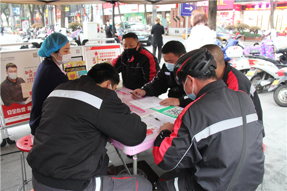 “輸送”熱血 回饋社會(huì) ——順豐速運(yùn)有限公司安康區(qū)員工積極參與無(wú)償獻(xiàn)血活動(dòng)