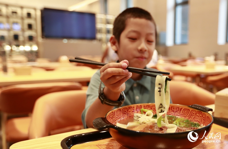 殷墟博物館推出的甲骨文面深受游客喜愛。人民網記者 慎志遠 攝