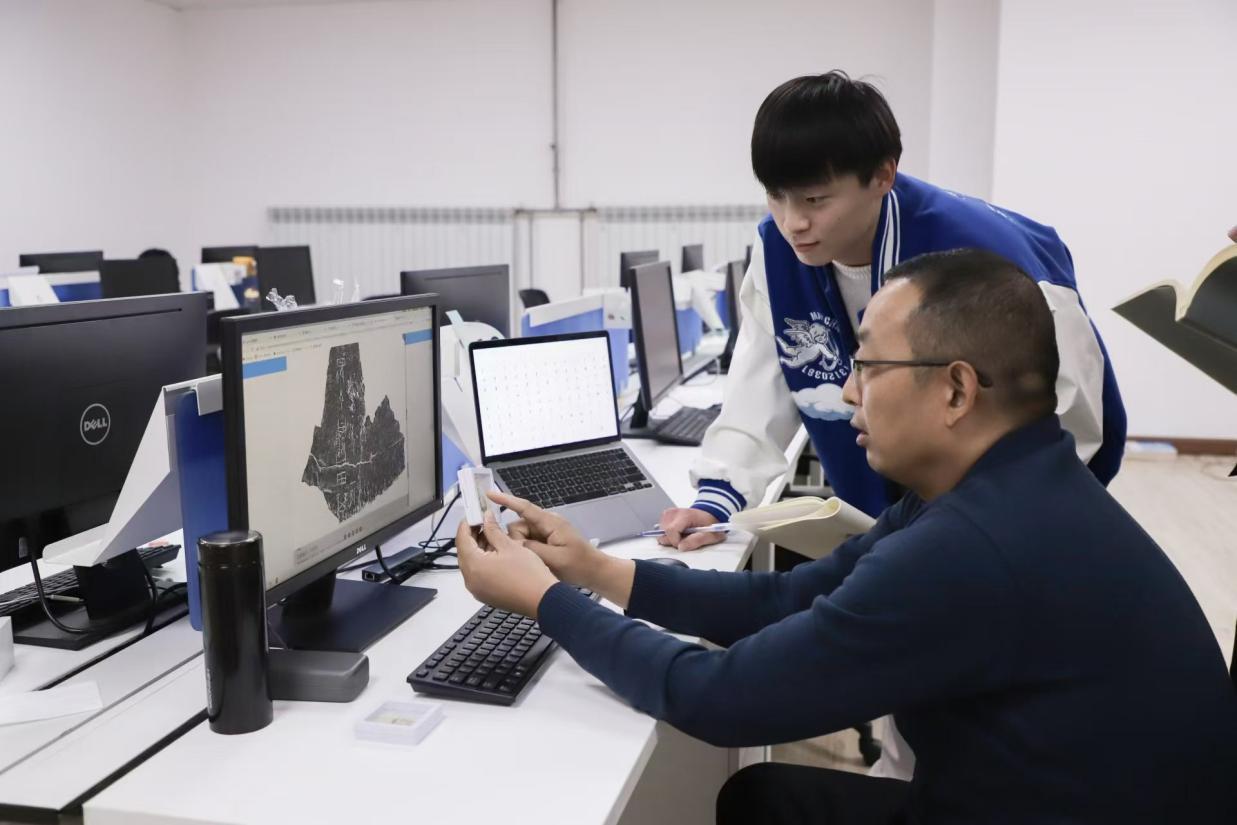 安陽師范學院甲骨文信息處理教育部重點實驗室，劉永革正在給學生講甲骨文。受訪者供圖