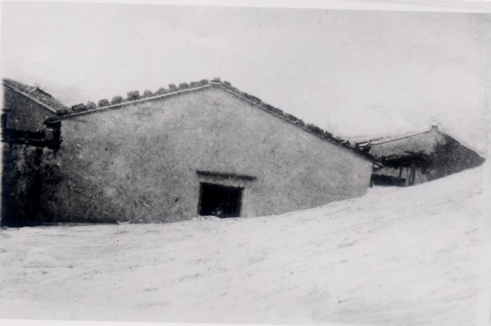 昔日的東山島風(fēng)沙掩埋部分村民村舍（資料照片）。