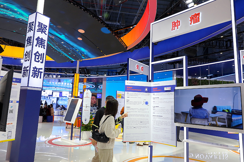 2025年11月9日，上海，第八屆進博會（醫(yī)療器械及醫(yī)藥保健展區(qū)）。