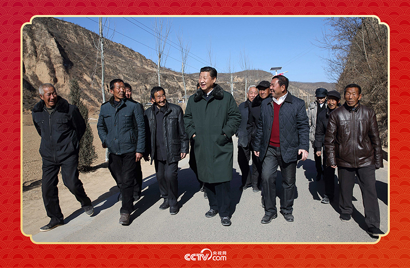 2015年春節(jié)前夕，習(xí)近平總書(shū)記回到陜西延安梁家河村看望鄉(xiāng)親。