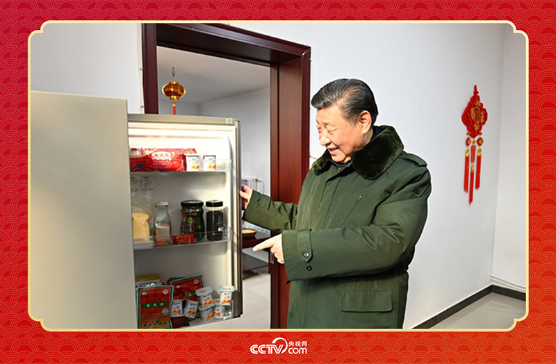 2024年春節(jié)前夕，習(xí)近平總書(shū)記在天津第六埠村考察時(shí)，走進(jìn)村民杜洪剛家看望。