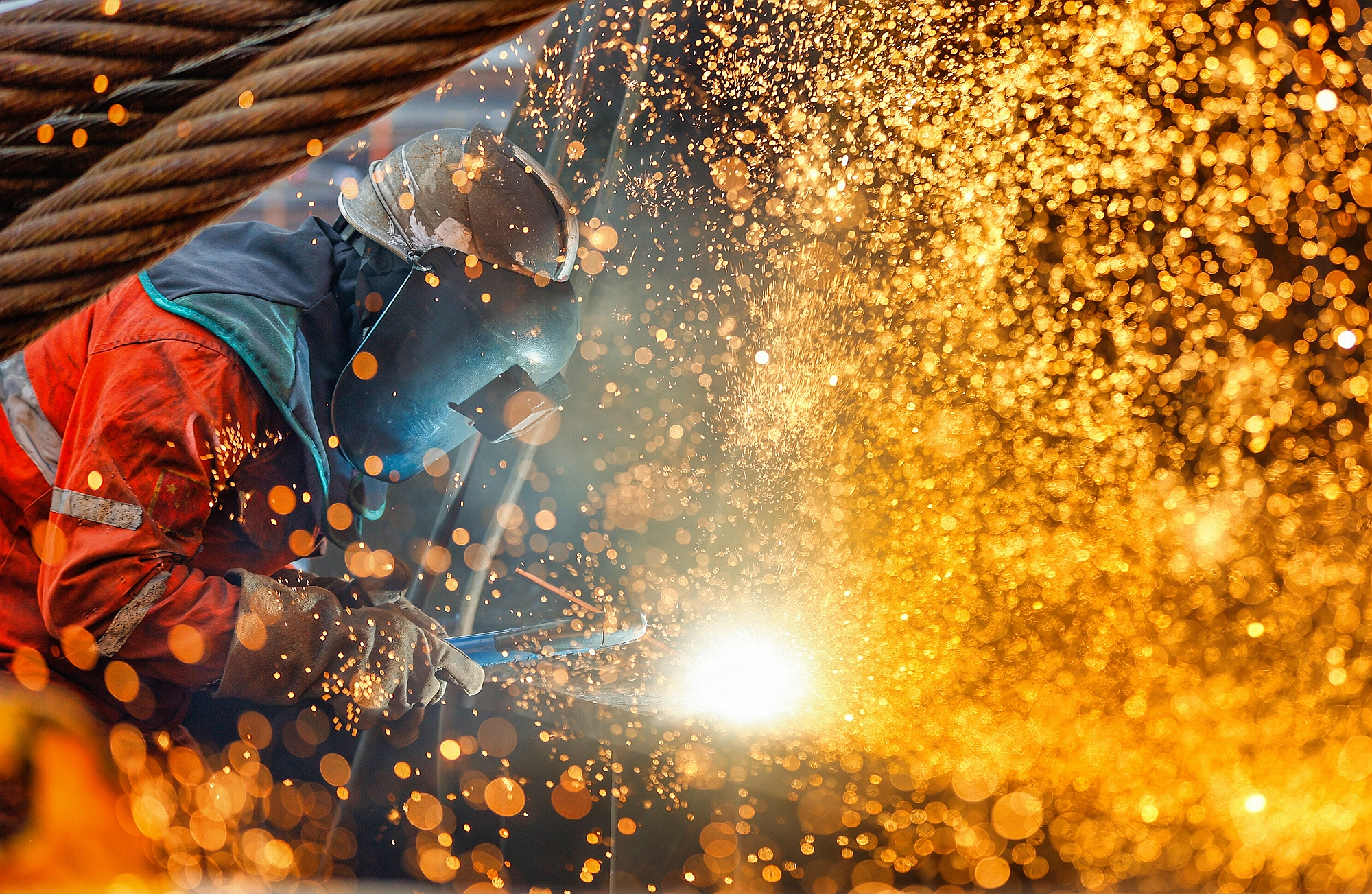 △ 2026年1月29日，在天津市濱海新區(qū)，海上油氣平臺建設工人進行現場施工。