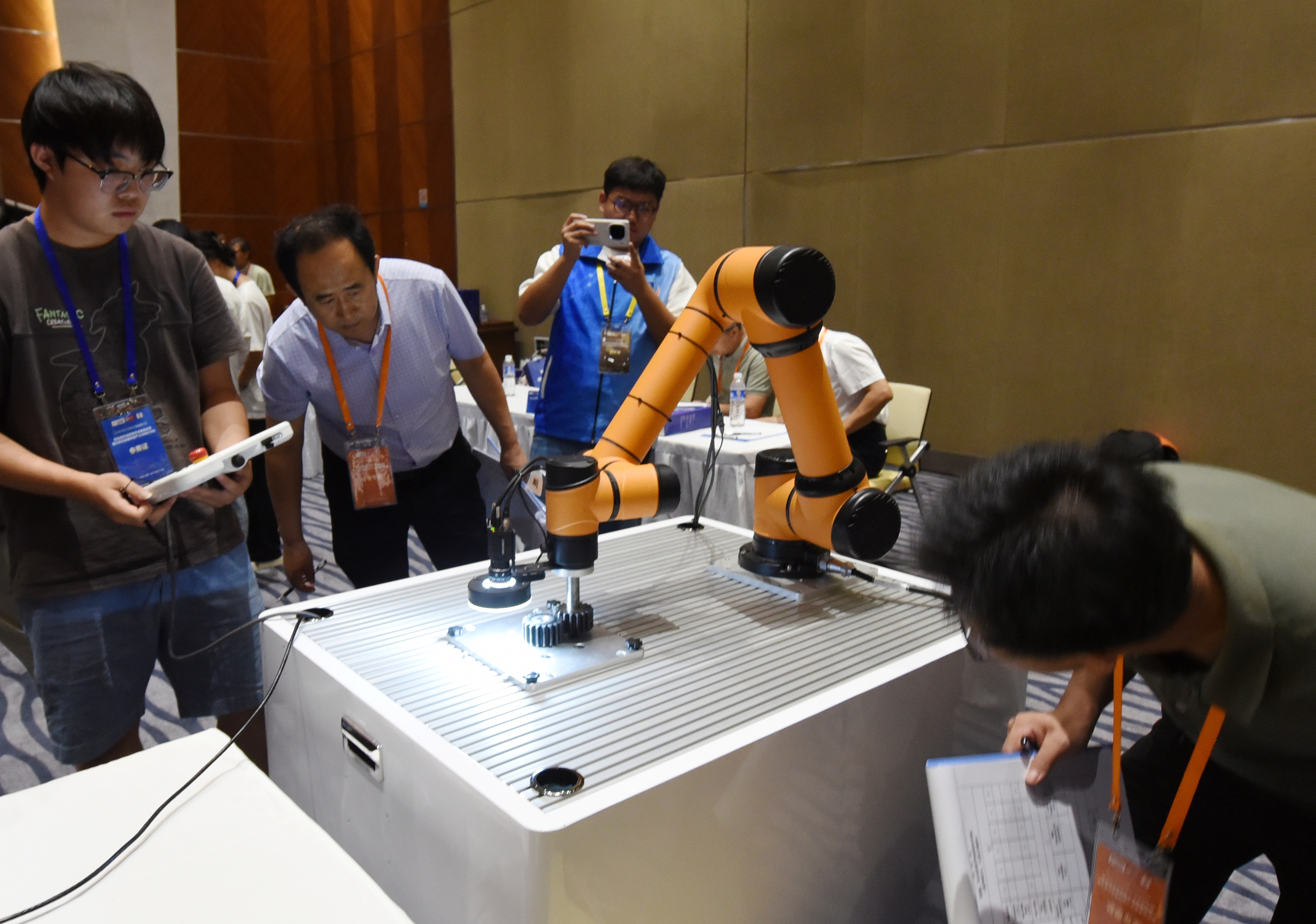 2025年中國大學生機械工程創(chuàng)新創(chuàng)意大賽智能精密裝配賽京津冀魯聯(lián)賽現(xiàn)場，評委對參賽選手進行實操調(diào)試評比。